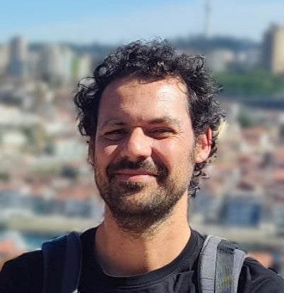 Frontal picture of Filipe Furtado, with Vila Nova de Gaia on the background, on a sunny day.