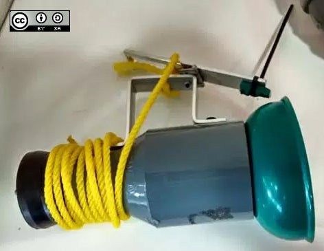 Van Dorn water sampler. Van Dorn water sampler.