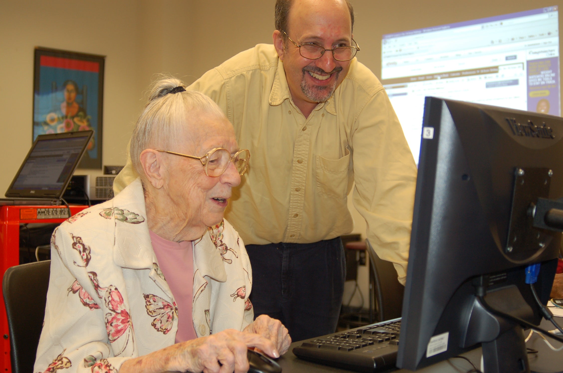 Phil Shapiro showing Dottie an eldery lady how to use computer Phil Shapiro showing Dottie an eldery lady how to use computer